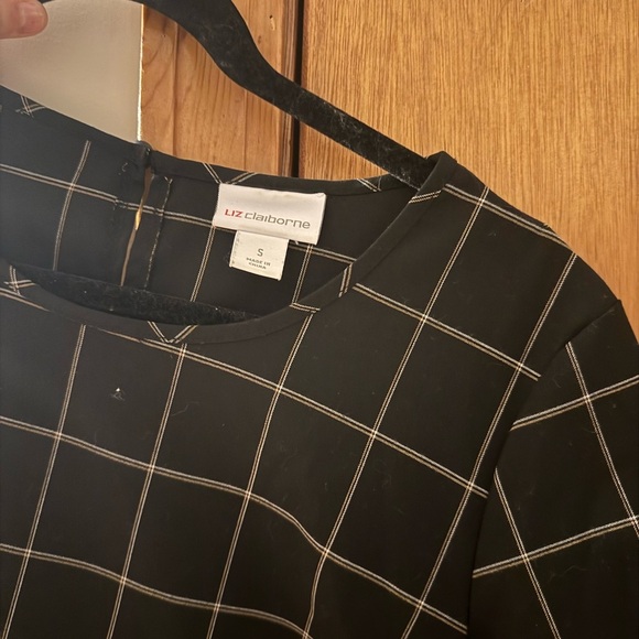 Liz Claiborne size small short sleeve shirt - Picture 3 of 4